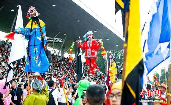 图为开幕式前的入场仪式，球队与特色拉拉队入场。主办方供图