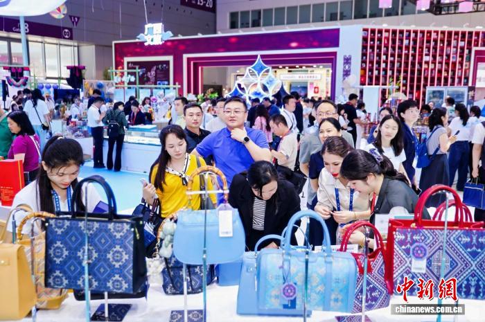 逾千款“桂品”亮相深圳文博会成“抢手货”