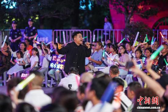 图为音乐爱好者在2026响水滩音乐季活动现场唱歌。陈曦 摄