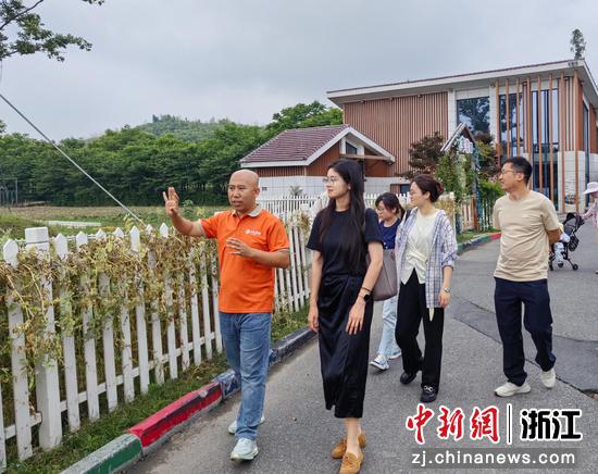 卉弘生态农场负责人向农工党党员介绍农场情况。农工党湖州市生态环境支部供图 卉弘生态农场负责人向农工党党员介绍农场情况。农工党湖州市生态环境支部供图
