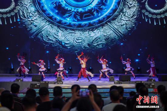 图为演职人员在2026响水滩音乐季活动现场进行表演。陈曦 摄