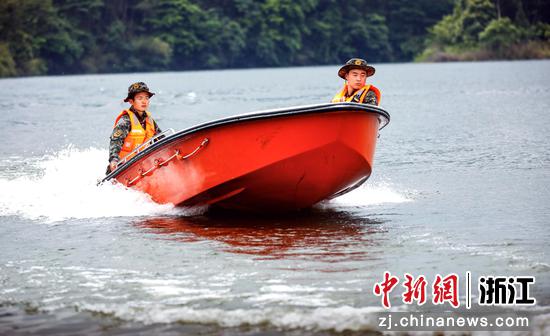 图为武警官兵精准操作冲锋舟。张进 摄