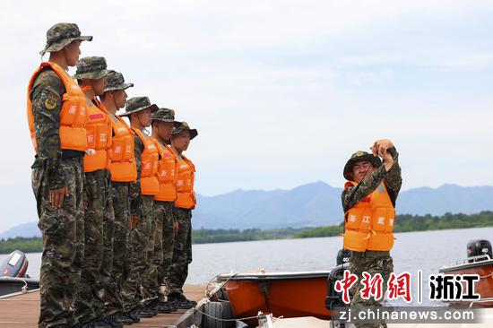 图为带队教员组织冲锋舟操作教学。黄杰彪 摄