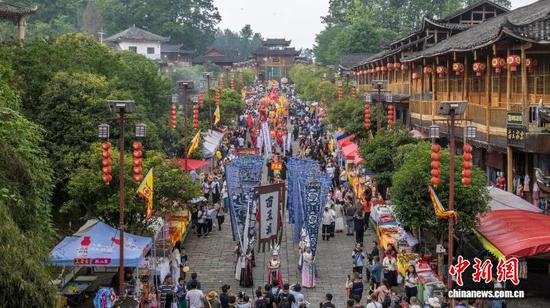 图为贵州省铜仁市松桃苗族自治县正大镇苗王城景区苗族“四月八”活动现场。 伍卫东 摄
