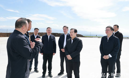 5月24日，自治区党委书记陈小江在博乐市有关企业，现场察看生态环境保护情况，听取相关问题整改进展汇报，指导推进整改工作。天山网-新疆日报记者 崔志坚摄