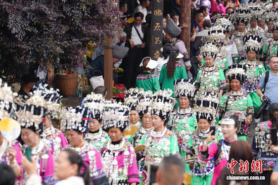 图为苗族同胞身着盛装参加“四月八”巡游。 申逸恺 摄