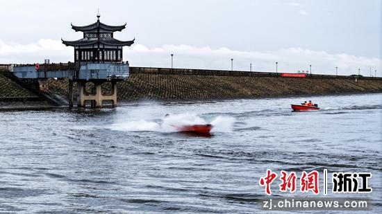 图为冲锋舟编队调整队形。张进 摄