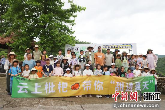 活动合影留念。 郑红 供图 活动合影留念。 郑红 供图