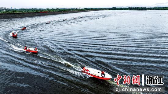 图为冲锋舟编队在湖面快速前进。边柄方 摄