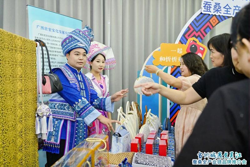▲参观忻城蚕桑主题展位