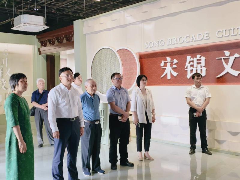 ▲与会嘉宾在宋锦文化园参观学习