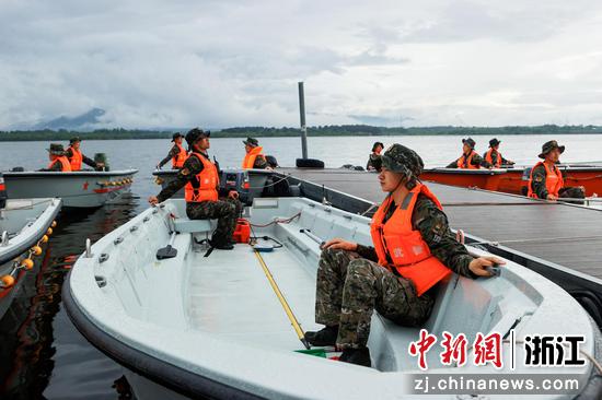 图为武警官兵做出动前准备。黄杰彪 摄