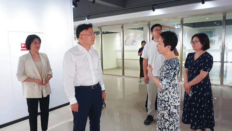 ▲与会嘉宾在江苏华佳丝绸股份有限公司参观学习