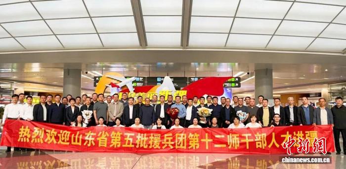 山东省第五批援新疆生产建设兵团第十二师干部人才抵达乌鲁木齐后合影留念。刘倩 摄