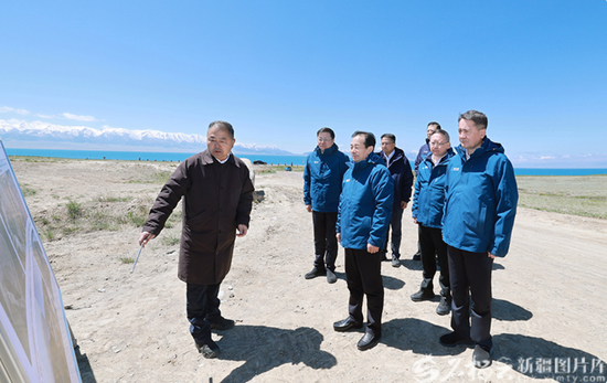 5月24日，自治区党委书记陈小江在博尔塔拉蒙古自治州赛里木湖区域，现场察看生态环境保护情况，听取相关问题整改进展汇报，指导推进整改工作。天山网-新疆日报记者 崔志坚摄