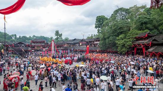图为贵州省铜仁市松桃苗族自治县正大镇苗王城景区苗族“四月八”活动现场。 伍卫东 摄