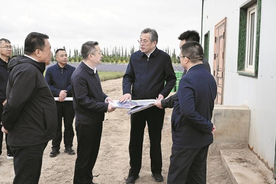 5月23日,自治区党委副书记、兵团党委书记、政委何忠友在四师可克达拉市,实地察看有关企业问题整改进展,同有关负责同志深入交流,指导推进整改工作。 兵团日报全媒体记者 张鑫 摄 5月23日,自治区党委副书记、兵团党委书记、政委何忠友在四师可克达拉市,实地察看有关企业问题整改进展,同有关负责同志深入交流,指导推进整改工作。 兵团日报全媒体记者 张鑫 摄