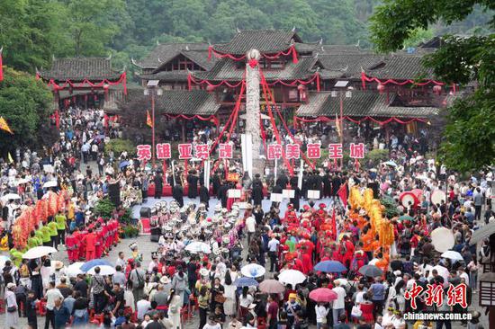 图为贵州省铜仁市松桃苗族自治县正大镇苗王城景区苗族“四月八”活动现场。 申逸恺 摄