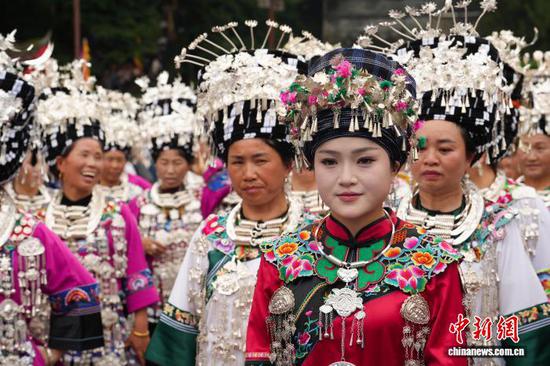 图为苗族同胞身着盛装参加“四月八”巡游。 申逸恺 摄