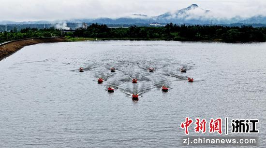图为冲锋舟编队以三角队形前进。边柄方 摄