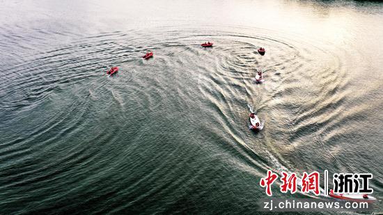 图为冲锋舟编队以S队形开进。边柄方 摄