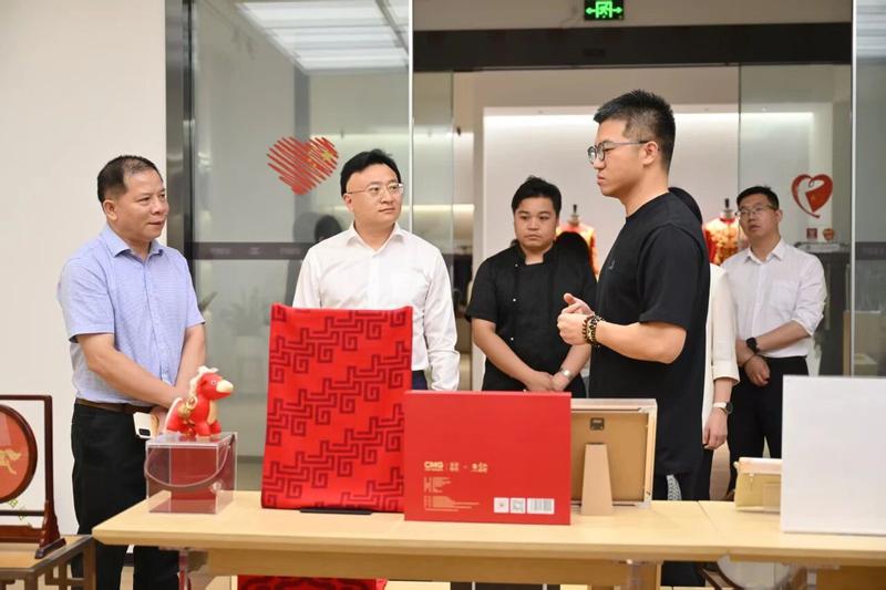 ▲与会嘉宾在苏州龙泉禧里丝绸科技有限公司参观学习