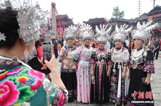 图为当地苗族同胞参加“四月八”活动中拍照留念。申逸恺 摄