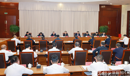 5月24日，自治区党委书记陈小江在博乐市召开座谈会，听取博州党委和自治区生态环境厅关于督察整改、生态环境保护等重点工作汇报。天山网-新疆日报记者 崔志坚摄e