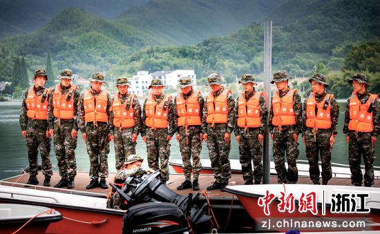 图为带队教员对冲锋舟构造进行现场讲解。黄杰彪 摄