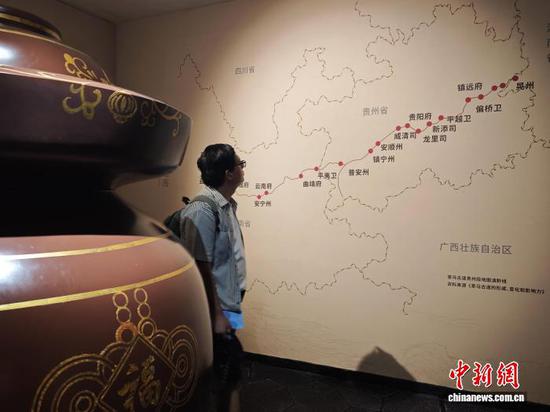 图为5月26日，游客在展厅内参观。石小杰 摄