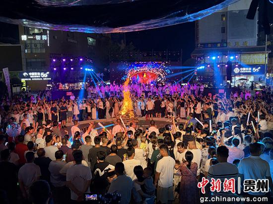 篝火晚会现场。