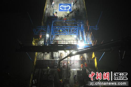 图为：跨百步亭港T构连续梁合龙处进行浇筑。（无人机照片）中新社记者 王刚 摄