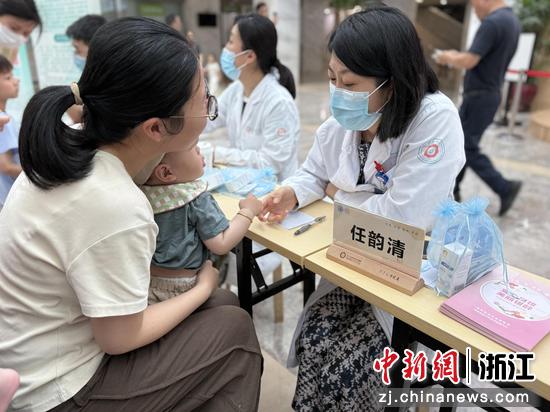 5月25日,浙江大学医学院附属儿童医院皮肤科主任任韵清参加医院举办的525全国护肤日义诊活动。受访者供图 5月25日,浙江大学医学院附属儿童医院皮肤科主任任韵清参加医院举办的525全国护肤日义诊活动。受访者供图