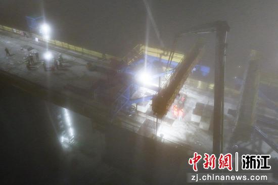 图为：跨秦山大道连续梁合龙施工现场。（无人机照片）中新社记者 王刚 摄