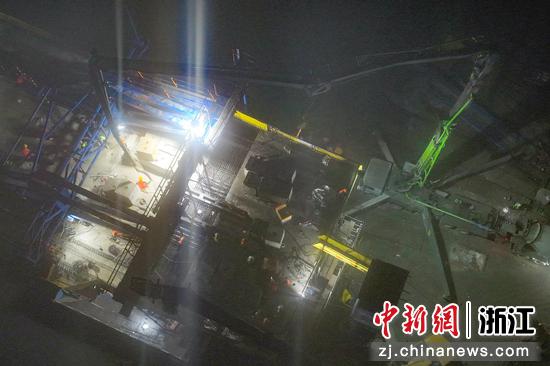图为：跨百步亭港T构连续梁进行合龙作业。（无人机照片）中新社记者 王刚 摄