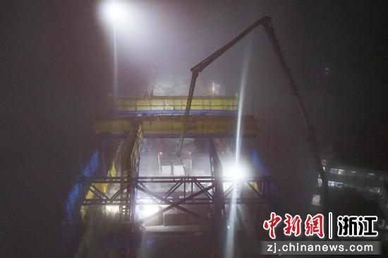 
图为：跨秦山大道连续梁合龙施工现场。（无人机照片）中新社记者 王刚 摄