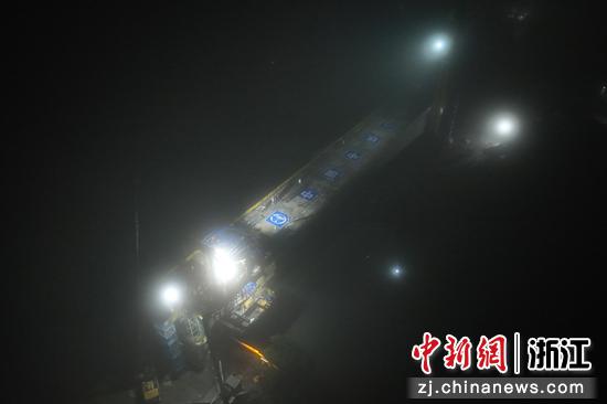 图为：跨百步亭港T构连续梁进行合龙作业。（无人机照片）中新社记者 王刚 摄