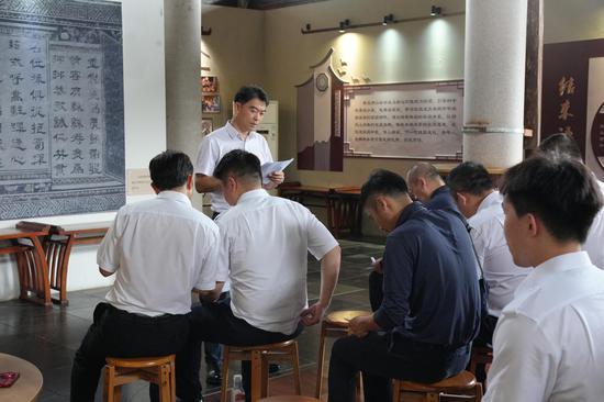 图为员工在家风馆里学习中华传统家风。熊磊 摄 图为员工在家风馆里学习中华传统家风。熊磊 摄
