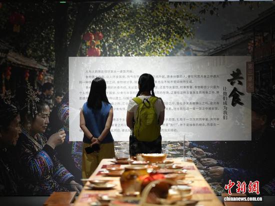 图为5月26日，游客在展厅内参观。石小杰 摄