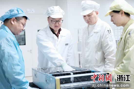 云创智算（浙江）装备科技有限公司副总经理易忠清（左二）。杭钢集团&nbsp;供图