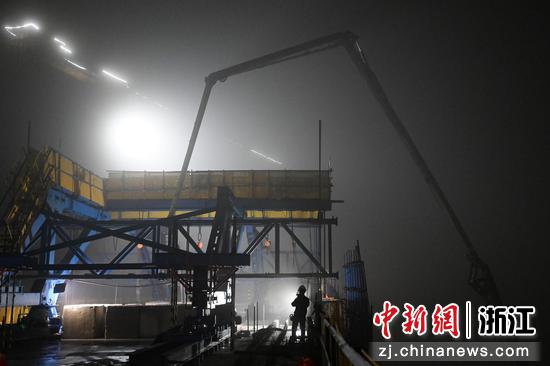 图为：跨秦山大道连续梁合龙施工现场。中新社记者 王刚 摄