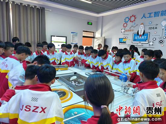 九三中学学生在参加人工智能社团。舒承伟 摄