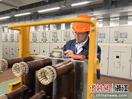 杭钢云计算变电站班组长王建顺。杭钢集团&nbsp;供图