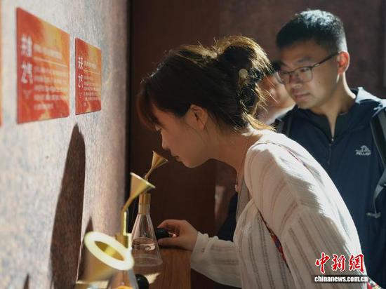图为5月26日，游客体验展厅内的嗅闻装置。石小杰 摄