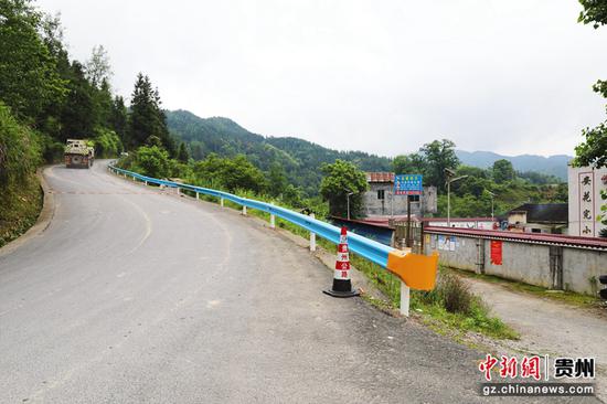 S304线安花小学校园外新换波形护栏。