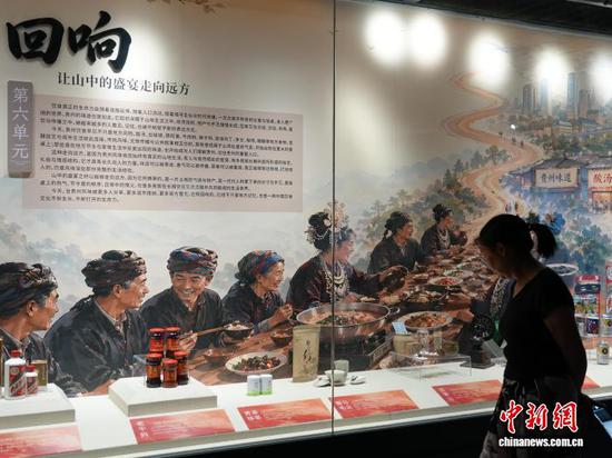 图为5月26日，游客在展厅内参观。石小杰 摄
