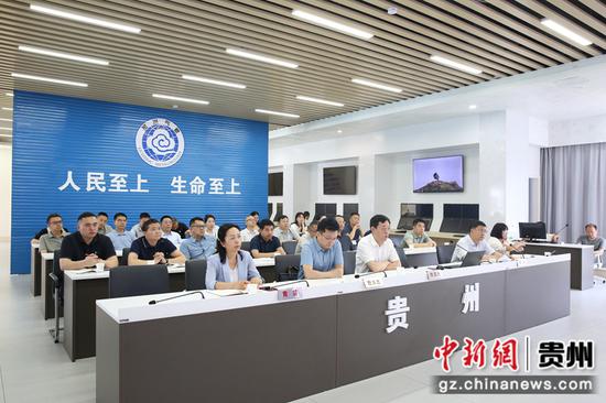 贵州省气象局召开全省暴雨天气工作调度会。