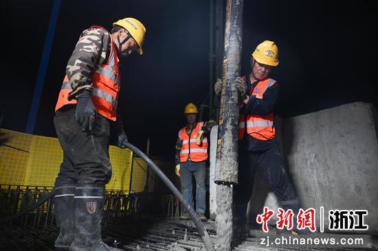 
图为：工人在跨百步亭港T构连续梁合龙处浇筑施工。中新社记者 王刚 摄