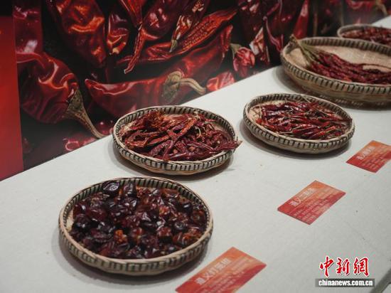 图为展厅内展出的贵州辣椒。石小杰 摄