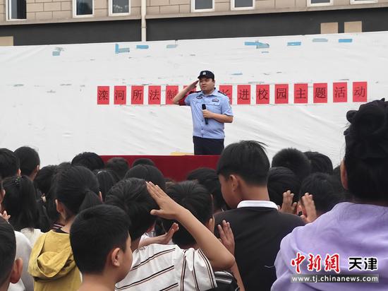 图为滦河站派出所民警在辖区学校向广大师生开展普法宣传活动。(北京铁路公安局天津公安处供图) 图为滦河站派出所民警在辖区学校向广大师生开展普法宣传活动。(北京铁路公安局天津公安处供图)